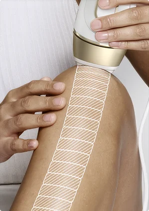 Urządzenie do depilacji używane na nodze z głowicą Smart Flex, pokazujące równomierne pokrycie skóry.