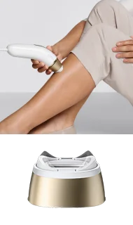 Kobieta używa urządzenia do depilacji na nogach; końcówka do nóg, rąk i trudno dostępnych miejsc.