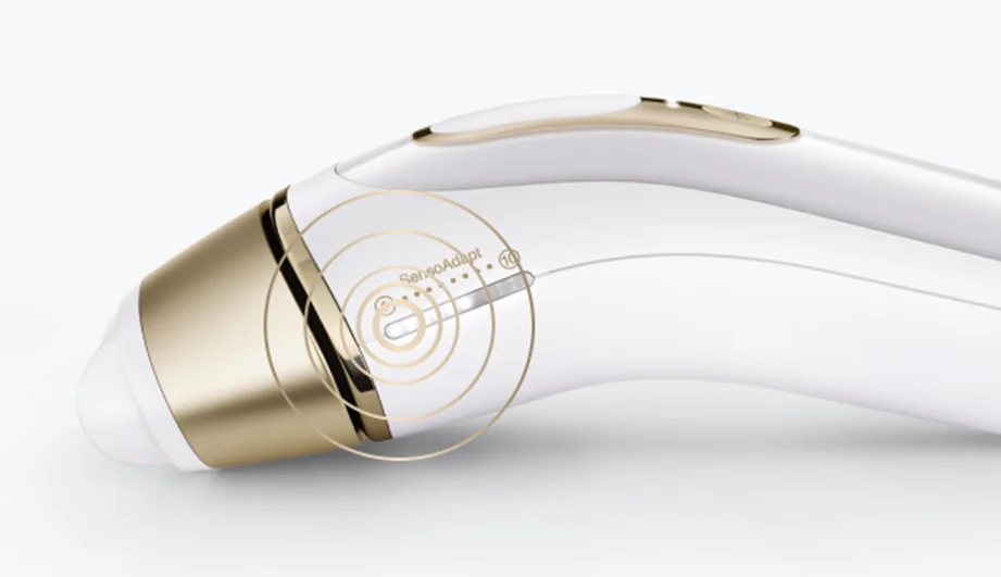 Zbliżenie ręcznego urządzenia do depilacji z podświetlonym przyciskiem na obudowie.