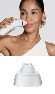 Kobieta używa urządzenia do depilacji na twarzy; końcówka do twarzy i małych obszarów.