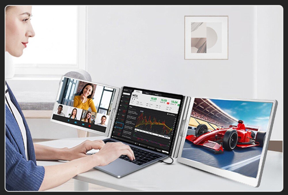 Monitor EXTRALINK Smart Life S880 Kobieta pracująca przy laptopie z dodatkowymi ekranami. Na lewym ekranie trwa wideokonferencja, środkowy wyświetla analizę giełdową, a prawy pokazuje wyścigowy samochód na torze, przeznaczenie cechy, zalety