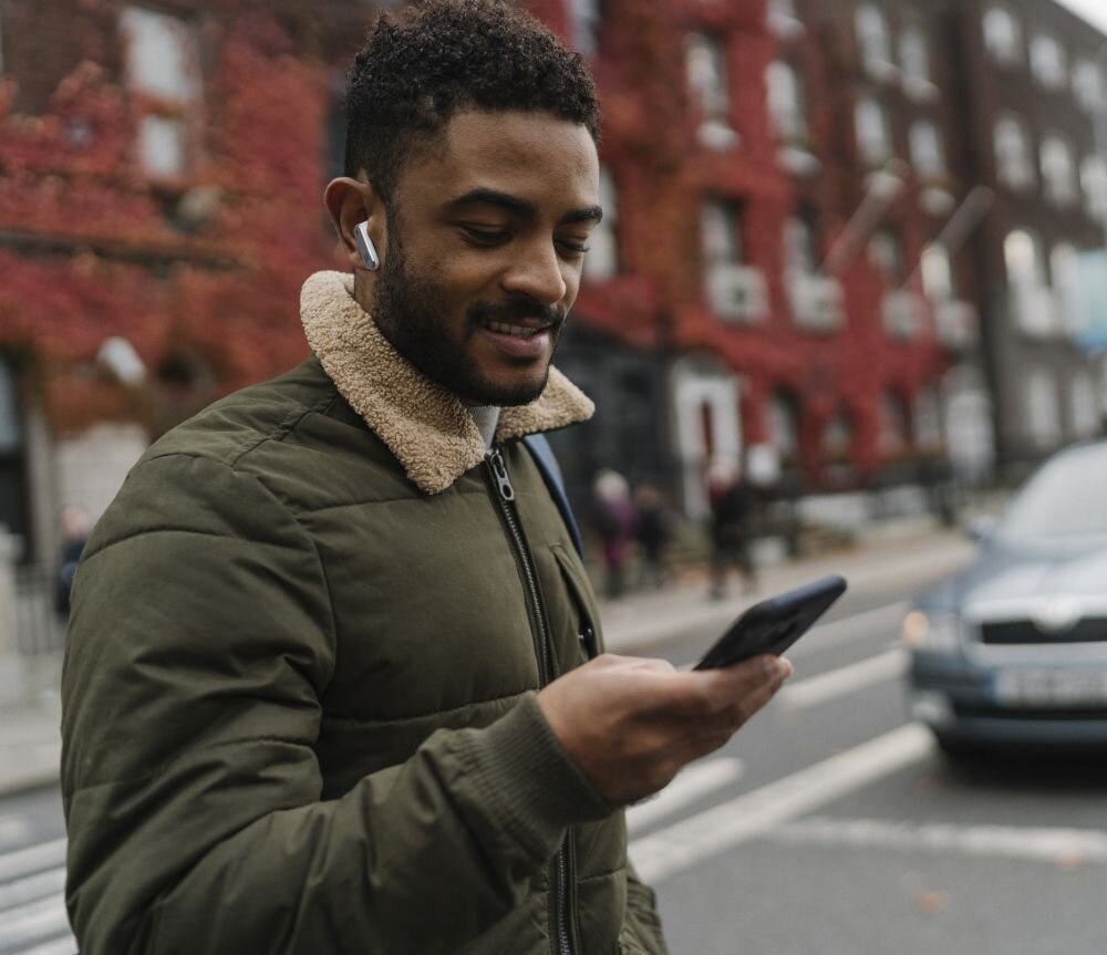 Słuchawki douszne JBL Live Flex brzmienie przetworniki personalizacja muzyka redukcja szumu czas pracy czas działania jakość obudowa wytrzymałość aplikacja połączenie wielopunktowe szybkie parowanie zestaw