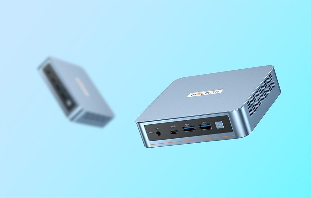 Komputer PELADN WI-6 N95 Zbliżenie na przedni panel małego komputera z widocznymi portami audio, USB typu C oraz dwoma portami USB typu A na jasnym, błękitnym tle