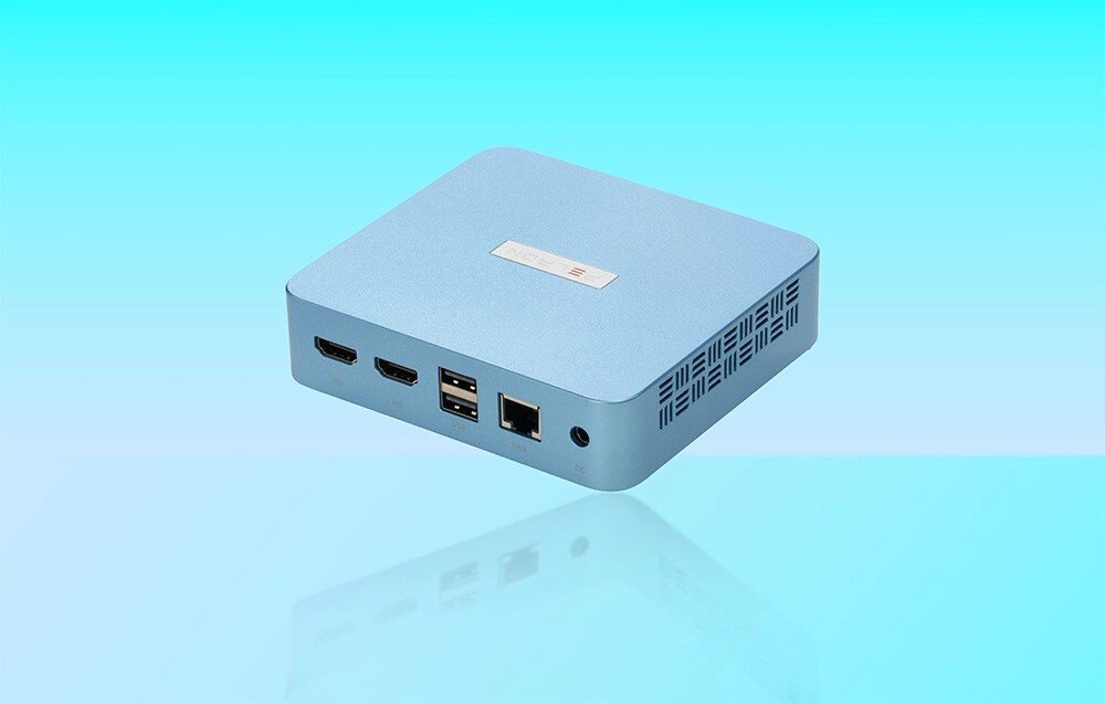 Komputer PELADN WI-6 Perspektywiczny widok na tylną część małego, niebieskiego komputera ukazujący dwa porty HDMI, dwa gniazda USB, port sieciowy LAN oraz wejście zasilania DC na jasnym tle z odbiciem urządzenia