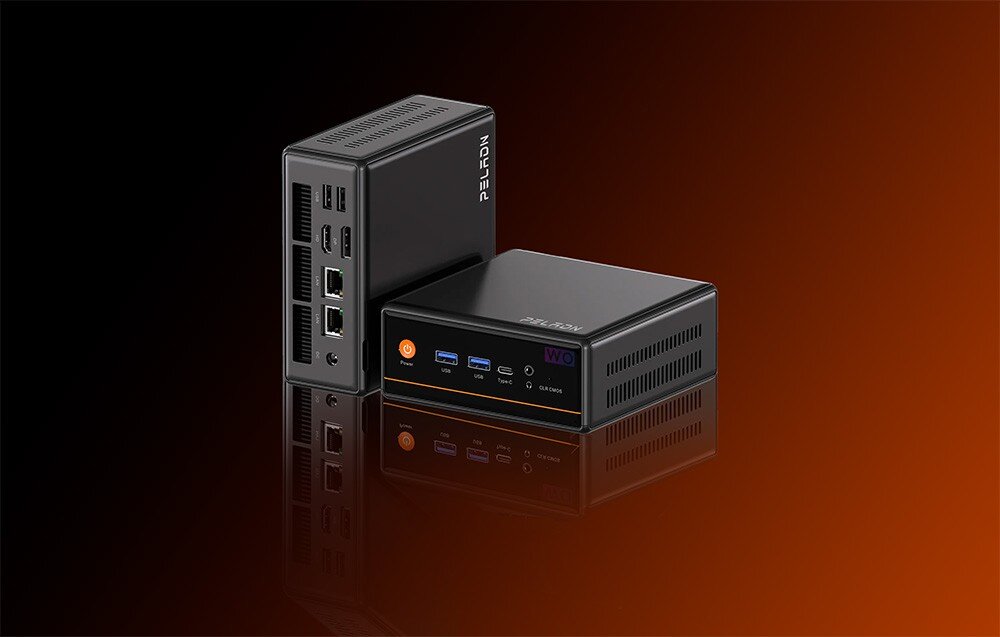Komputer PELADN WO4 Dwa czarne urządzenia typu mini PC ustawione obok siebie na lśniącej powierzchni, prezentujące przedni panel z portami oraz panel tylny z gniazdami sieciowymi i wideo