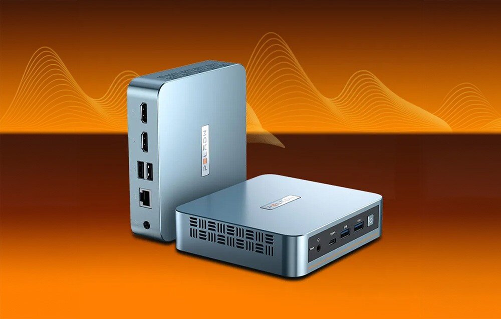 Komputer PELADN WI-6 N150 Dwie małe, jasnoniebieskie jednostki komputerowe o kwadratowym kształcie, ustawione na pomarańczowym tle z grafiką fal dźwiękowych, prezentujące rozmieszczenie portów na bocznych ściankach