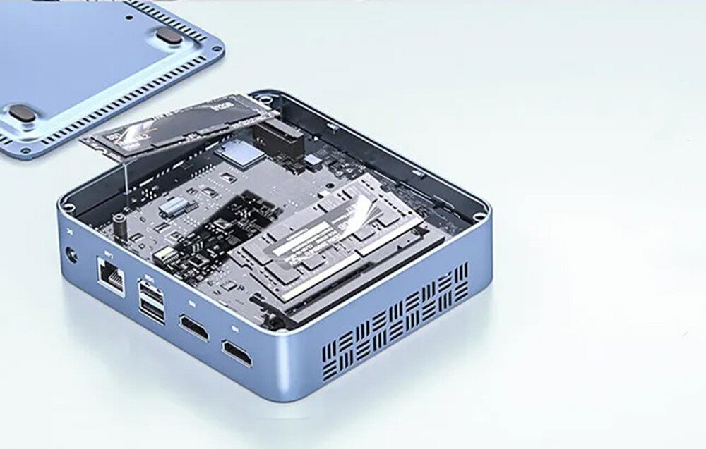 Komputer PELADN WI-6 N150 Widok na wnętrze otwartej obudowy mini komputera z widoczną płytą główną, gniazdami pamięci RAM oraz instalowanym dyskiem SSD M.2
