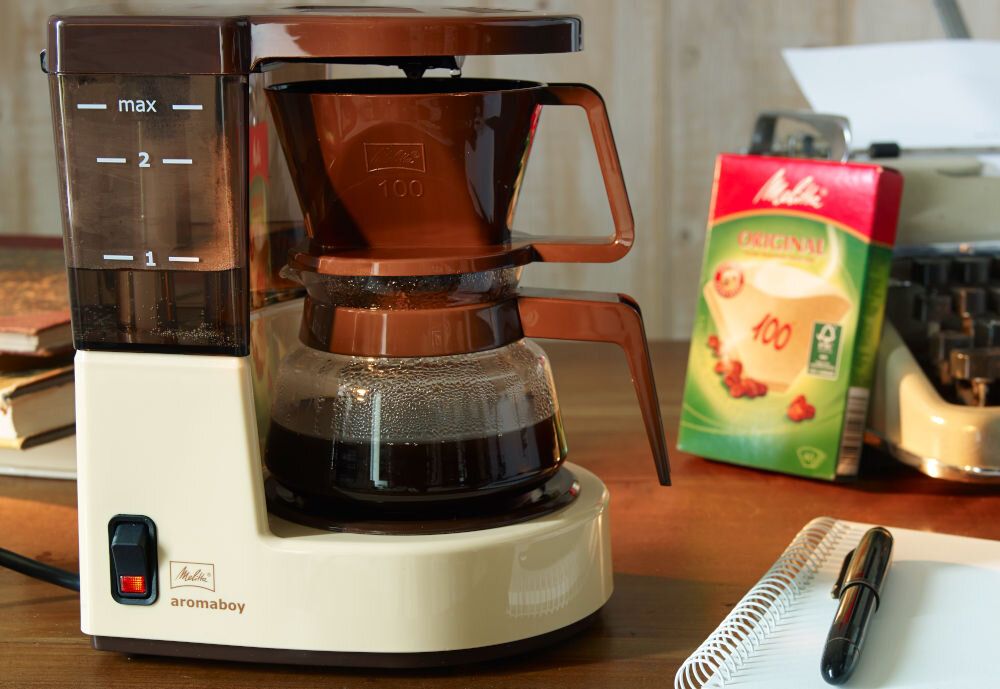 Ekspres MELITTA Aromaboy 1015-03 Brązowy mały zaawansowany technologicznie kompaktowe wymiary oszczędność miejsca modny design styl vintage przyciąga wzrok nadaje retro charakter niewielkie rozmiary estetyczny wygląd małe mieszkania biura przyczepy campingowe