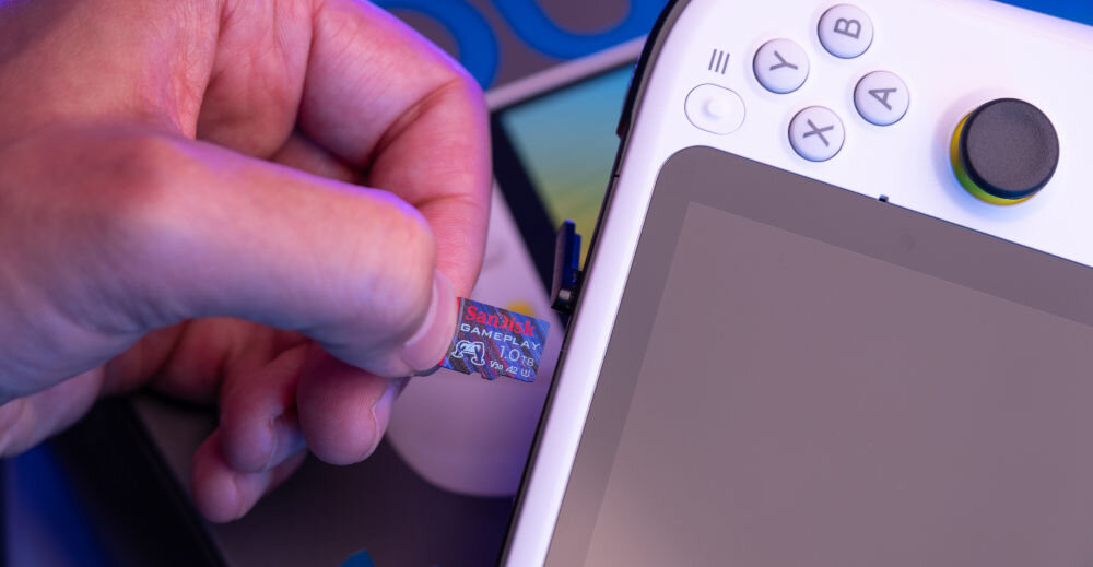 Karta pamięci SANDISK Gameplay MicroSDXC 1TB wkładanie karty do konsoli w tle pudełko A2 do wielozadaniowości w grach i aplikacjach płynne przełączanie