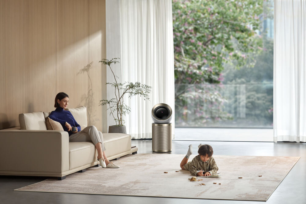Oczyszczacz powietrza DREAME AirPursue PM10 dziecko bawiace się obok dostowanie kierunku nawiewu równomierne rozprowadzanie powietrza dynamiczne ruchy