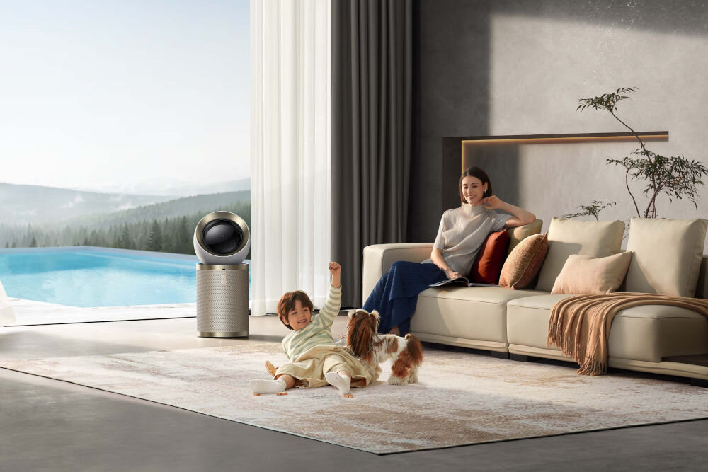 Oczyszczacz powietrza DREAME AirPursue PM10 osoba na kanapie i bawiące się dziecko usuwanie kurzu alergenów sierści szkodliwych substacji ochrona zdrowia