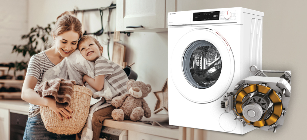 PRALKA SHARP ES-NFA612DWB-PL Na zdjęciu kobieta razem z dzieckiem trzymają kosz z ręcznikami oraz przytulają się w domowej kuchni lub pralni. Na pierwszym planie widoczna jest biała pralka, a obok niej graficznie pokazany silnik pralki. Zdjęcie podkreśla rodzinny charakter produktu silnik inwerterowy trwałość cicha praca eliminacja tarcia redukcja energii hałas 75 dB płynne działanie stabilność pełny załadunek efektywność prania żywotność urządzenia mniejsze wibracje komfort spokój codzienne użytkowanie