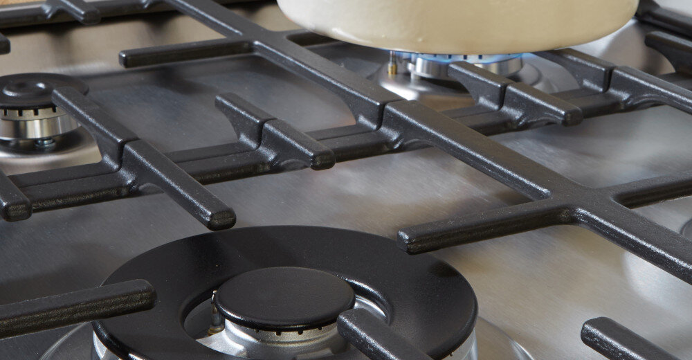 KUCHNIA GORENJE MEKS6141X wizualizacja palniki gazowe ruszt kolor czarny mocny trwały ciężki żeliwne ruszty ProGrid stabilne odporne na wysokie temperatury trwałe eleganckie design kuchnia piekarnik użytkownik