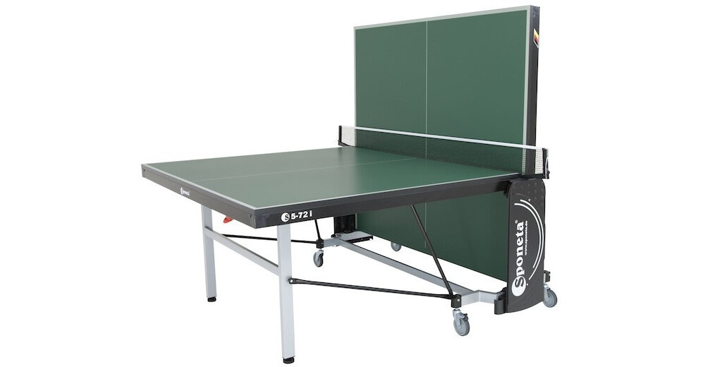 Stół do tenisa stołowego z zielonym blatem i siatką, na metalowej ramie z kółkami. Na boku widoczne jest logo \'Sponeta\' oraz oznaczenie modelu \'S 5-72 i\'.