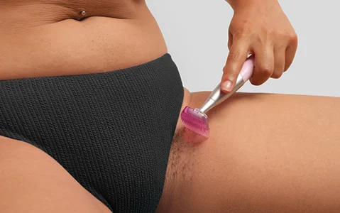 Trymer do okolic bikini w użyciu.