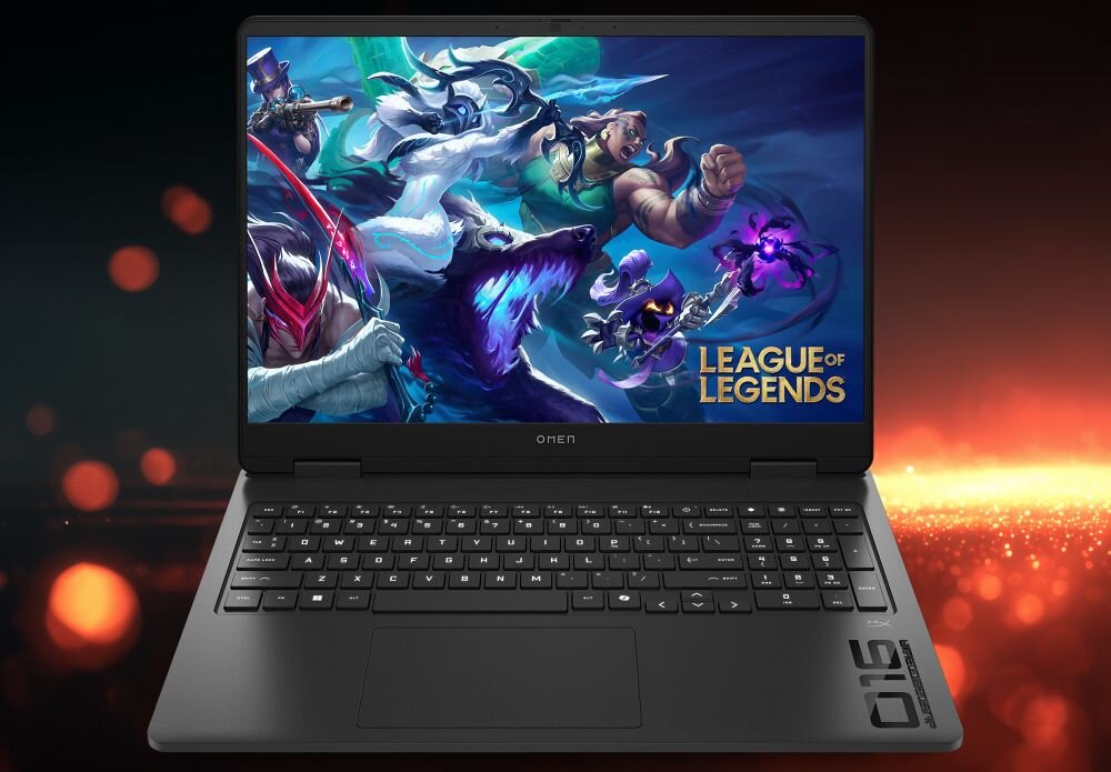 Laptop z otwartym ekranem, na którym wyświetlana jest grafika z gry \'League of Legends\'. Na obudowie widoczne jest logo \'OMEN\'.