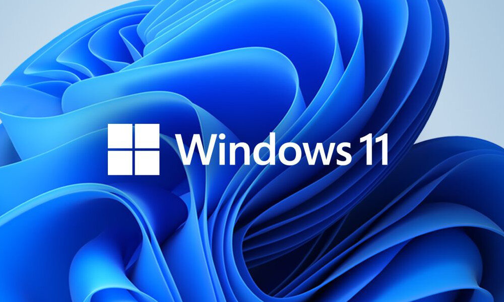 Obraz przedstawia logo Windows 11 na tle niebieskich, falujących kształtów. Widoczny tekst to \'Windows 11\'.