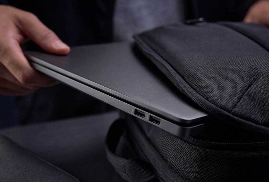 Osoba przenosi laptop HP OMEN Transcend z metalową konstrukcją obok plecaka podczas podróży i codziennego użytkowania  