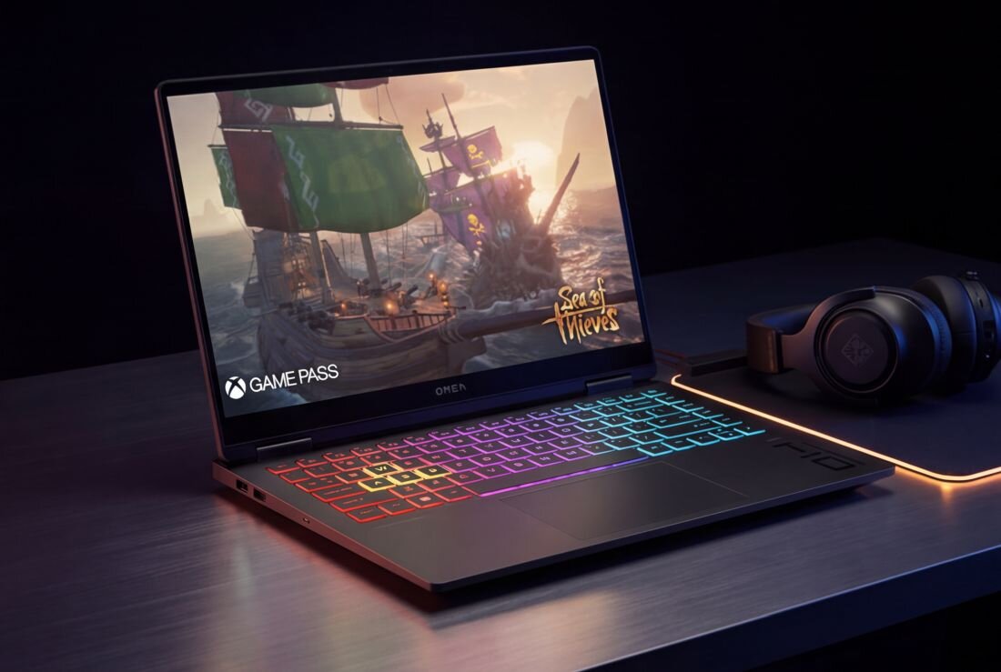 Laptop HP OMEN Transcend z NVIDIA GeForce RTX i podświetlaną klawiaturą RGB wyświetla grę Sea of Thieves na zielonym tle.