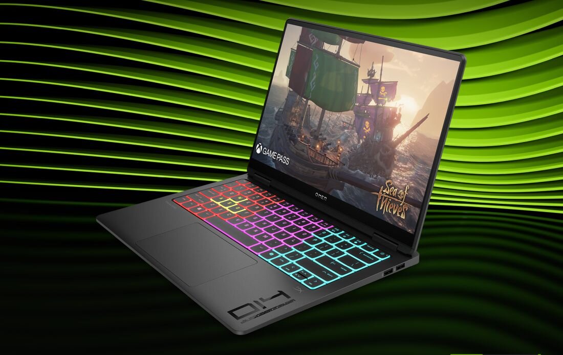 Laptop HP OMEN Transcend z podświetlaną klawiaturą RGB wyświetla grę Sea of Thieves na stanowisku gamingowym ze słuchawkami 