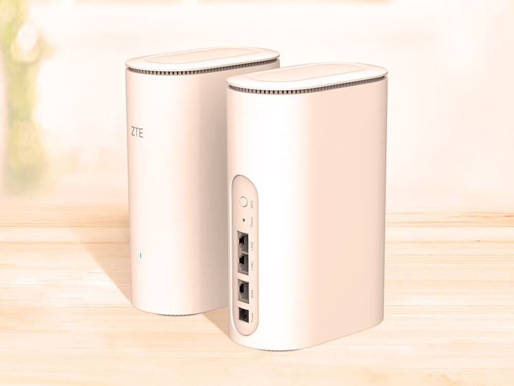 Dwa białe urządzenia sieciowe ZTE na drewnianej powierzchni z widocznymi portami Ethernet i diodami kontrolnymi, pokazujące model Z1320 i jego funkcje