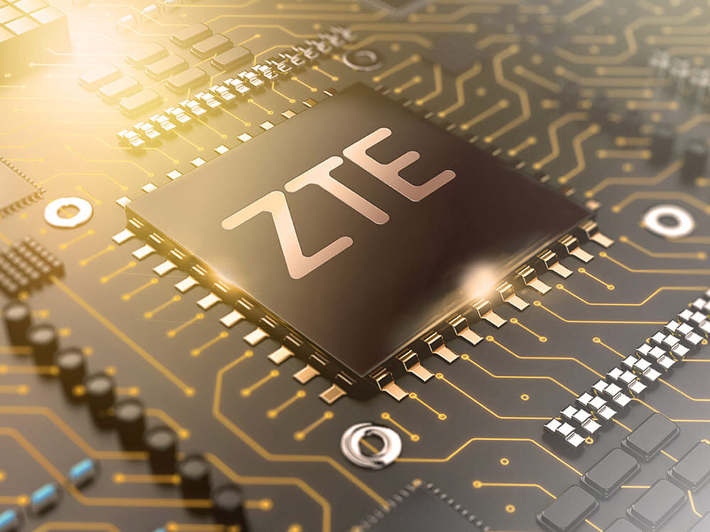 Zbliżenie mikroukładu ZTE na płytce drukowanej z widocznymi ścieżkami i komponentami, podkreślające moc dwurdzeniowego procesora.
