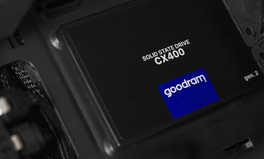Na obrazie widoczny jest dysk SSD z napisem \'SOLID STATE DRIVE CX400\' oraz logo \'goodram\' na niebieskim tle. W prawym dolnym rogu znajduje się napis \'gen. 2\'.