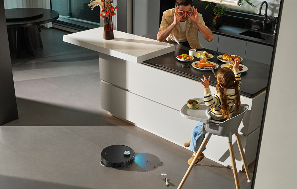 ROBOT SPRZĄTAJĄCY DREAME X60 Ultra Complete Czarny Suchy i mokry brud Mechanizm TripleUp Tech szczotki wracają do aktywnej pracy