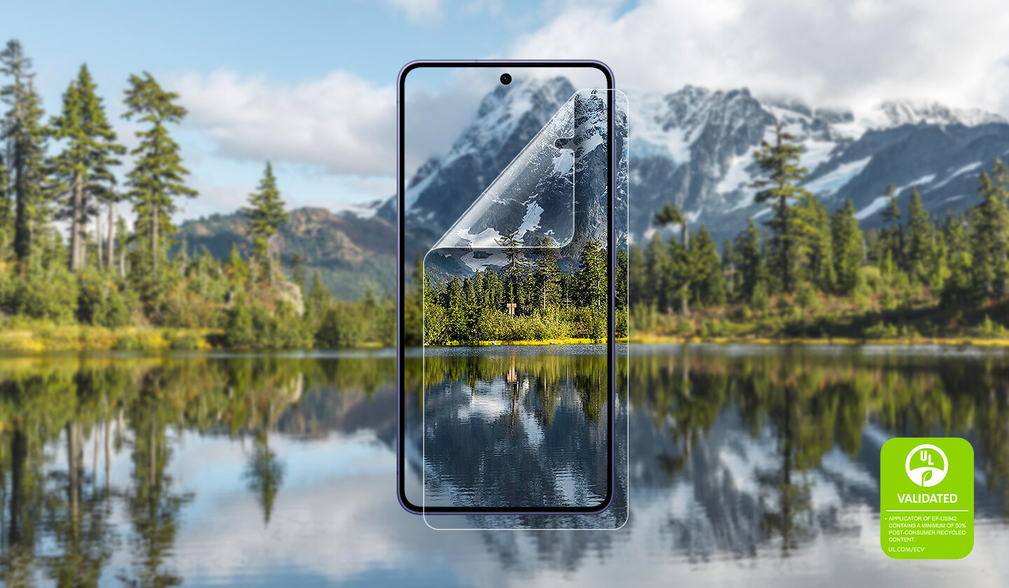 Widok Galaxy S26 z przodu z założoną folią ochronną antyrefleksyjną zarysowaną nad górskim jeziorem