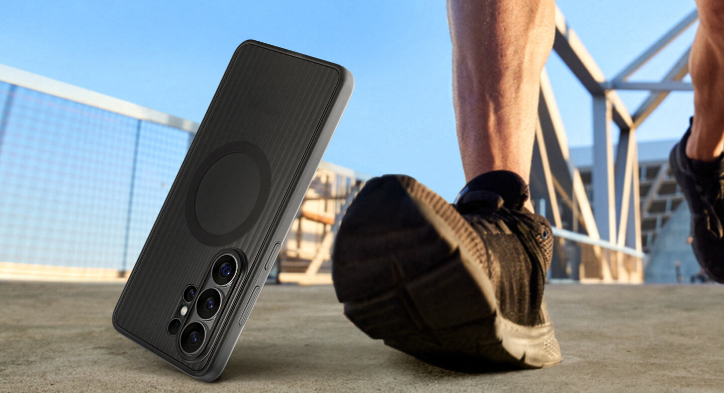 Spadający Galaxy S26 w etui Rugged Case w lifestylowym tle