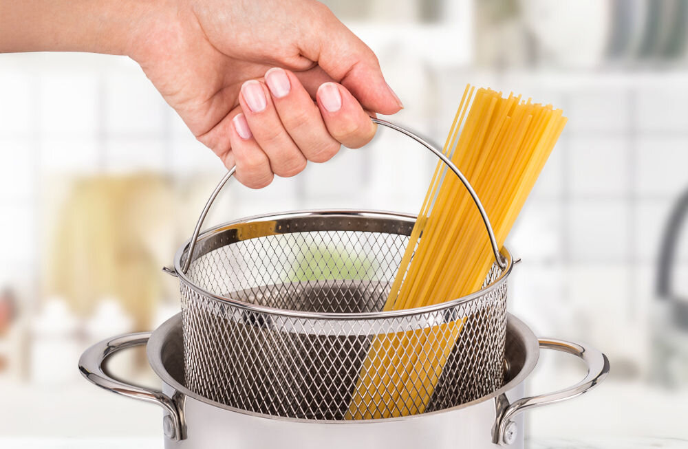 Garnek MPM MGK-09 21 cm wszechstronny pomocnik wiele różnych potraw specjalnie zaprojektowany koszyk wygodne gotowanie i odcedzanie produktów zrezygnowanie z dodatkowych akcesoriów delikatne szparagi smażenie frytek spełnienie kulinarnych oczekiwań  