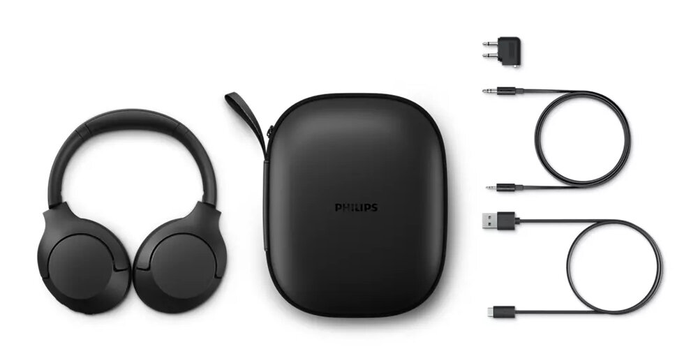Na obrazie widoczne są czarne słuchawki nauszne, etui z napisem \'PHILIPS\', adapter oraz dwa kable z końcówkami USB i audio.