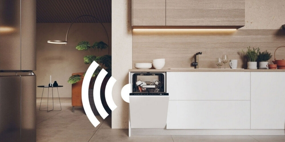 Zmywarka HAIER AI XI0C3TB3FB lifestyle kuchnia zabudowa uchylona ikona wifi łączność połączenie aplikacja hOn powiadomienia informacje smartfon