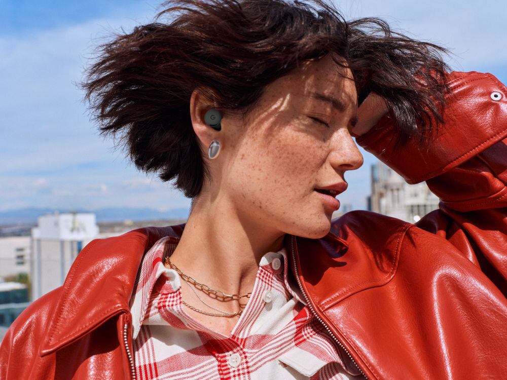 Słuchawki dokanałowe GOOGLE Pixel Buds 2a ANC osoba tańcząca w słuchawkach dźwięk przestrzenny