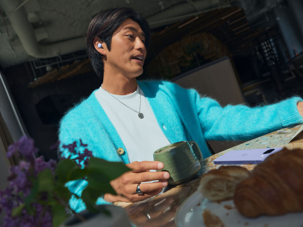 Słuchawki dokanałowe GOOGLE Pixel Buds 2a ANC osoba w słuchawkach łączenie z telefonem tabletem połączenie wielopunktowe