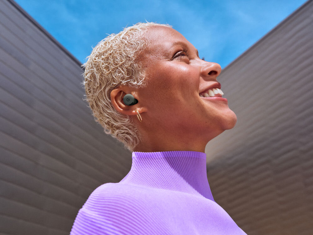 Słuchawki dokanałowe GOOGLE Pixel Buds 2a ANC uśmiechnięta osoba w słuchawkach aplikacja pixel buds ostrzeżenie o za głośnym dźwięku ochrona słuchu