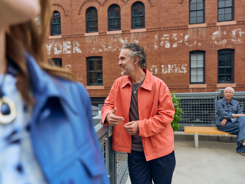 Słuchawki dokanałowe GOOGLE Pixel Buds 2a ANC osoba prowadząca rower działanie do 7 godzin z etui do 20 godzin długi czas pracy szybkie ładowanie
