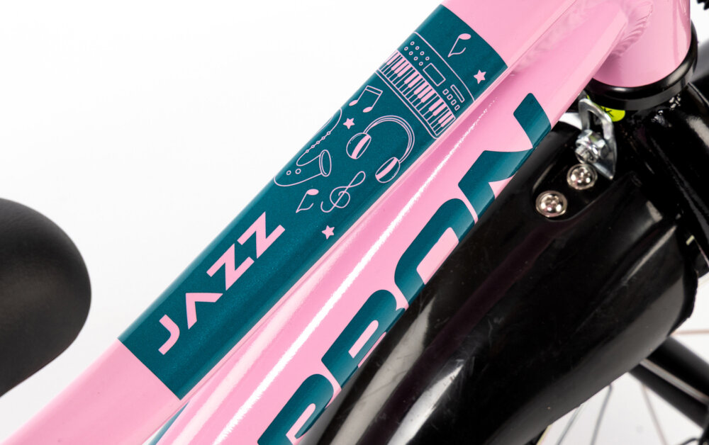 Rower dziecięcy KARBON Jazz 14 cali dla chłopca Różowy zbliżenie na ramę odpowiednio wyselekcjonowane materiały aluminiowa 8-calowa rama specjalnie dostosowana do najmłodszych geometria odporny na korozję wybór rozmiaru ramy Twój wzrost mierzony w zrelaksowanej pozycji typ roweru dla osób o wzroście od 105 do 120 cm