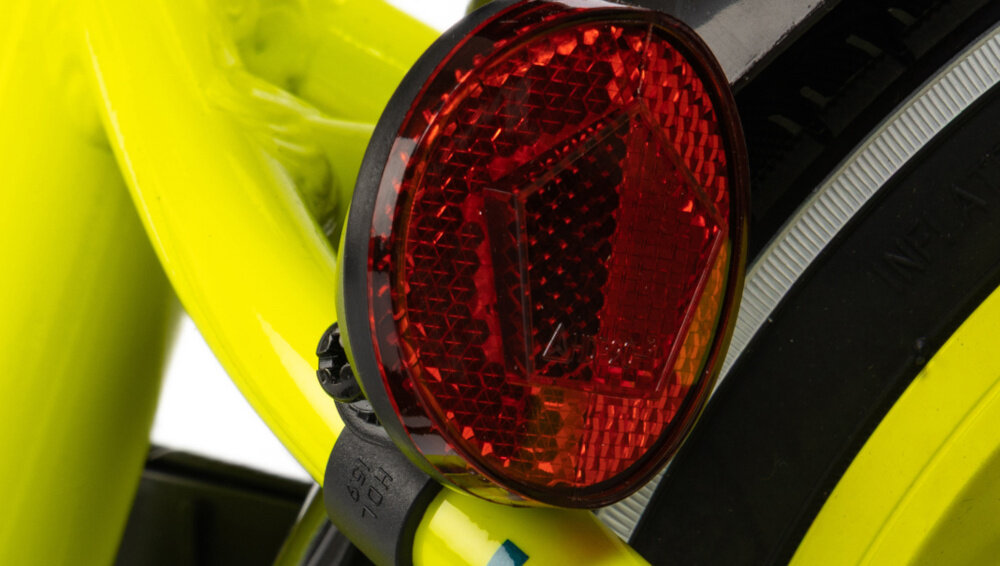 Rower dziecięcy KARBON Jazz 14 cali dla chłopca Limonkowy zbliżenie na odblask umieszczony na ramie pakiet odblasków umieszczonych w kluczowych miejscach konstrukcji rowerek staje się lepiej widoczny po zmroku i w pochmurne dni bezpieczeństwo odblaski zwiększają dostrzegalność dziecka