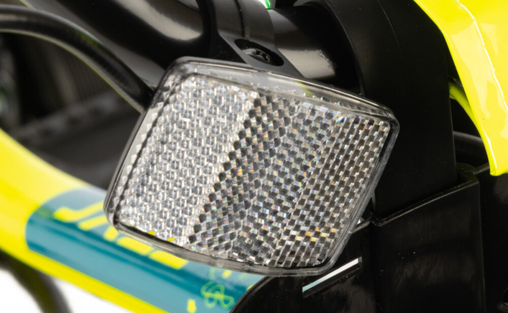 Rower dziecięcy KARBON Jazz 16 cali dla chłopca Limonkowy zbliżenie na odblask umieszczony na ramie pakiet odblasków umieszczonych w kluczowych miejscach konstrukcji rowerek staje się lepiej widoczny po zmroku i w pochmurne dni bezpieczeństwo odblaski zwiększają dostrzegalność dziecka