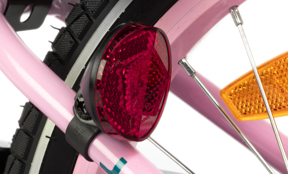 Rower dziecięcy KARBON Jazz 18 cali dla chłopca Różowy zbliżenie na odblask umieszczony na ramie pakiet odblasków umieszczonych w kluczowych miejscach konstrukcji rowerek staje się lepiej widoczny po zmroku i w pochmurne dni bezpieczeństwo odblaski zwiększają dostrzegalność dziecka