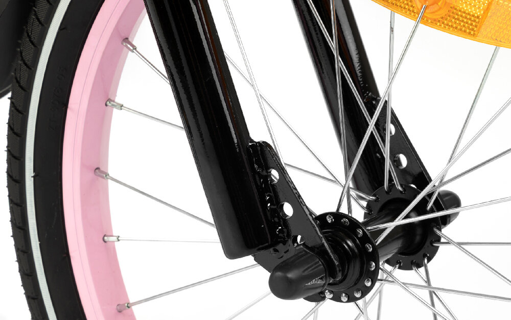 Rower dziecięcy KARBON Jazz 18 cali dla chłopca Różowy zbliżenie na oponę szprychy i obręcze koła w rozmiarze 18 cali aluminiowe obręcze opony są stabilnie trzymane bezpieczna jazda błotniki osłaniają odzież dziecka przed zachlapaniem błotem regularne sprawdzanie ciśnienia powietrza wartość na bocznej części opony