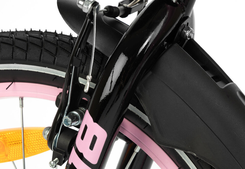 Rower dziecięcy KARBON Jazz 18 cali dla chłopca Różowy zbliżenie na przedni hamulec podstawa bezpieczeństwa każdego rowerzysty przedni hamulec V-Brake tylny hamulec nożny Torpedo połączenie dwóch systemów zwiększa kontrolę nad rowerem mechanizmy są lekkie duża siła i skuteczność hamowania