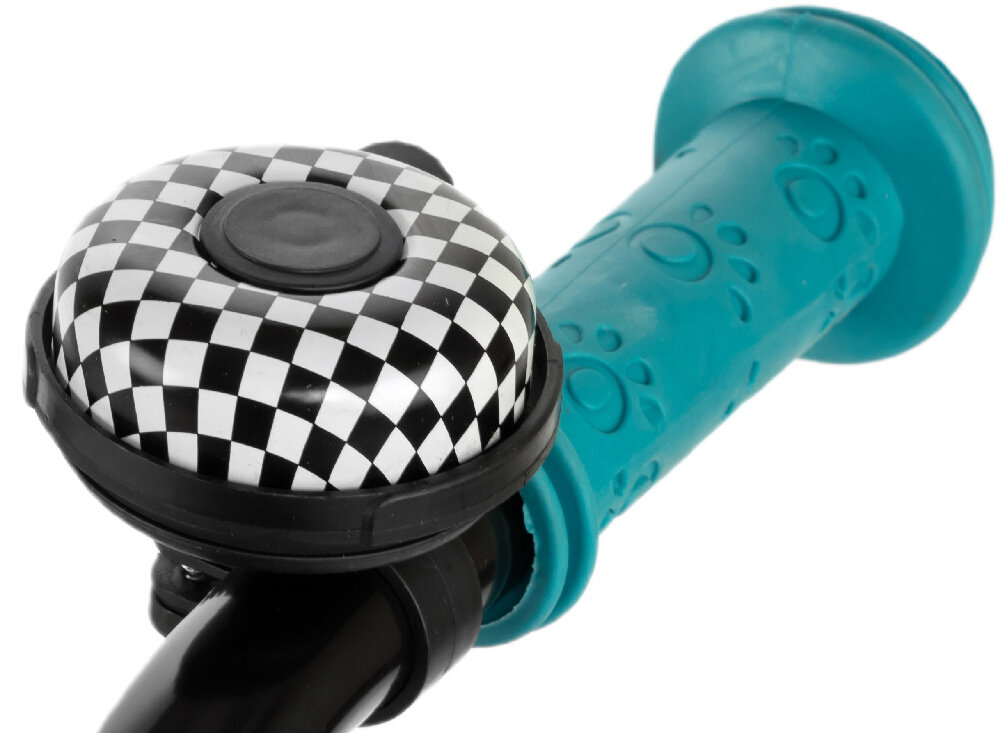 Rower dziecięcy KARBON Jazz 18 cali dla chłopca Różowy zbliżenie na dzwonek białe tło praktyczny dzwonek sygnalizacja obecności element zwiększający bezpieczeństwo solidny pałąk prowadzący dla rodzica kontrolowanie toru jazdy oraz tempa