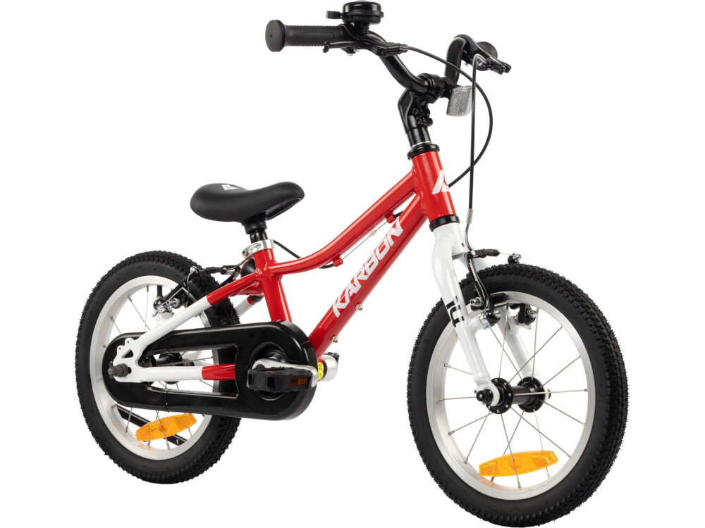 Rower dziecięcy KARBON Superlight 14 cali dla chłopca Czerwony rower na białym tle widoczny od przodu pod skosem dla dzieci w wieku od 3 do 5 lat lekka konstrukcja (waga 5,5 kg) ułatwia dziecku manewrowanie i kontrolowanie roweru odpowiednio dobrane komponenty ergonomiczna geometria stabilność i bezpieczeństwo rozwój równowagi, koordynacji i pewności siebie dziecka