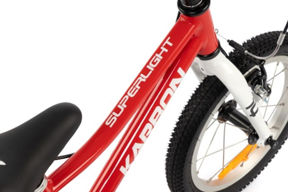 Rower dziecięcy KARBON Superlight 14 cali dla chłopca Czerwony zbliżenie na ramę widok z góry białe tło odpowiednio wyselekcjonowane materiały aluminiowa 7,5-calowa rama dostosowana do najmłodszych geometria odporność na korozję wybór rozmiaru ramy Twój wzrost mierzony w zrelaksowanej pozycji typ roweru dla dzieci o wzroście od 92 do 110 cm