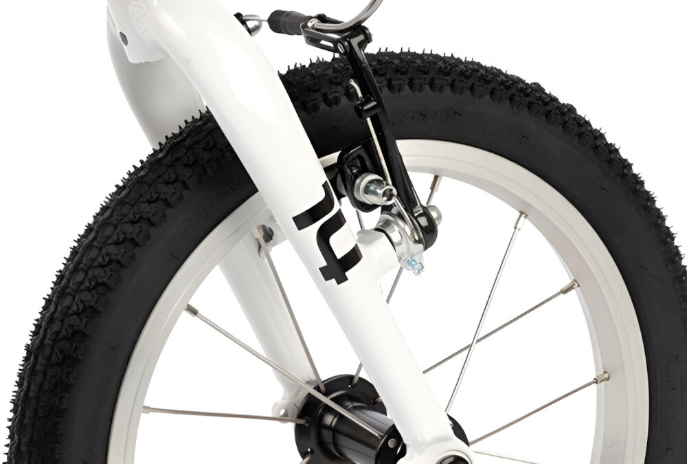 Rower dziecięcy KARBON Superlight 14 cali dla chłopca Czerwony zbliżenie na przednią oponę koła w rozmiarze 14 x 1.5 lekkość trwałość aluminiowe, lakierowane obręcze odporne na korozję i uszkodzenia aluminiowe piasty jazda lekka płynna stabilna regularne sprawdzanie ciśnienia powietrza wartość na bocznej części opony