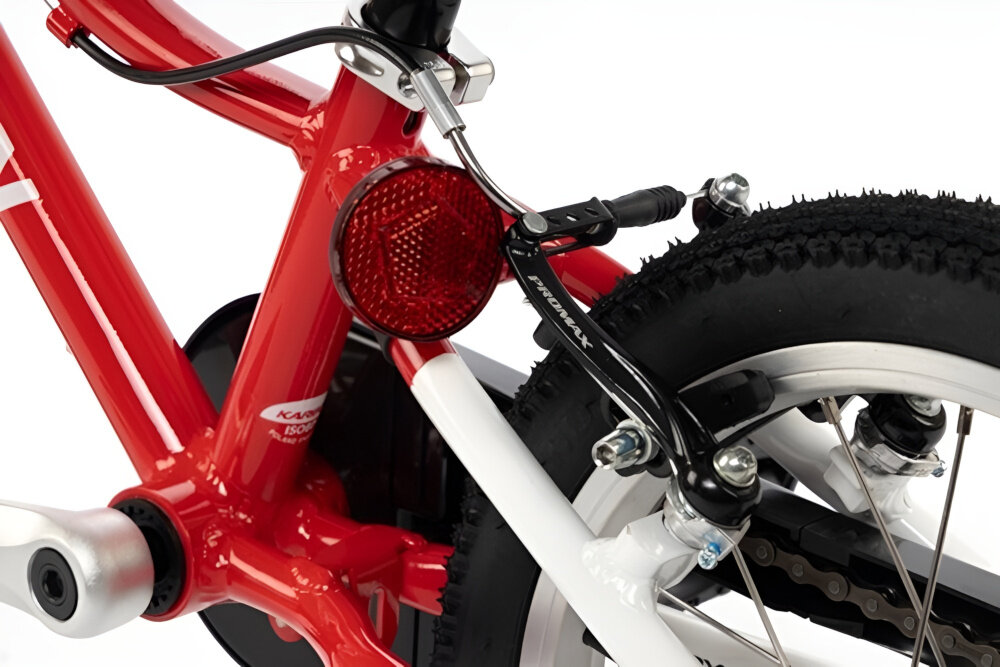 Rower dziecięcy KARBON Superlight 14 cali dla chłopca Czerwony białe tło zbliżenie na odblask umieszczony pod siodełkiem pakiet odblasków umieszczonych w kluczowych miejscach konstrukcji rowerek staje się lepiej widoczny po zmroku i w pochmurne dni wsparcie bezpieczeństwa odblaski zwiększają dostrzegalność dziecka