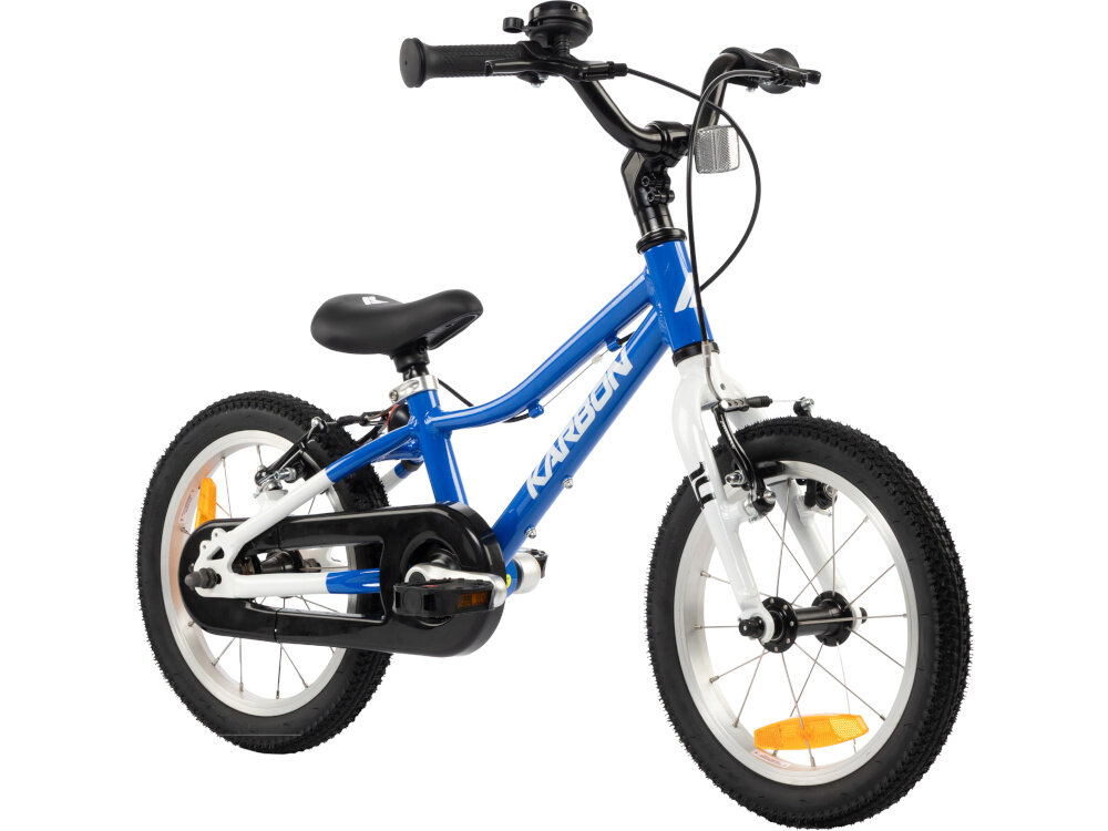 Rower dziecięcy KARBON Superlight 14 cali dla chłopca Niebieski rower na białym tle widoczny od przodu pod skosem dla dzieci w wieku od 3 do 5 lat lekka konstrukcja (waga 5,5 kg) ułatwia dziecku manewrowanie i kontrolowanie roweru odpowiednio dobrane komponenty ergonomiczna geometria stabilność i bezpieczeństwo rozwój równowagi, koordynacji i pewności siebie dziecka
