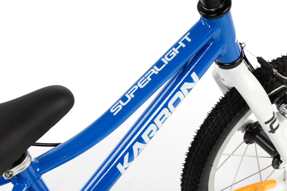 Rower dziecięcy KARBON Superlight 14 cali dla chłopca Niebieski zbliżenie na ramę widok z góry białe tło odpowiednio wyselekcjonowane materiały aluminiowa 7,5-calowa rama dostosowana do najmłodszych geometria odporność na korozję wybór rozmiaru ramy Twój wzrost mierzony w zrelaksowanej pozycji typ roweru dla dzieci o wzroście od 92 do 110 cm